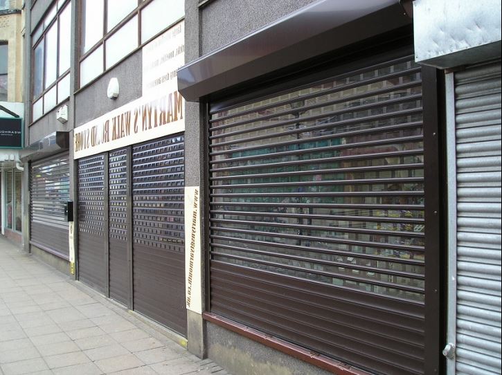 Рольставни на витрину из одностенного экструдированного решетчатого роллетного профиля RHE56GM 8 Рольставни на витрину из одностенного экструдированного решетчатого роллетного профиля RHE56GM 8